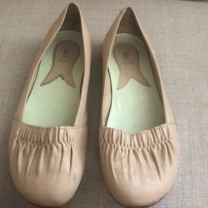 Flat shoes
